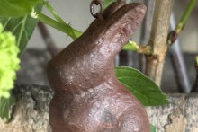 Metalen haasje aan een ketting